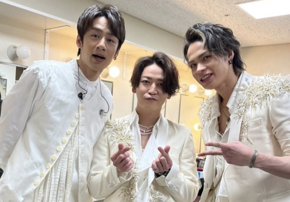 usada42931's tweet photo. あれ…？まって、今冷静に2枚目見たら…
ReBiL君の隣の写真立てのって……(つω;)ぅーちゃ…！！ https://t.co/iotQ3CPMv6