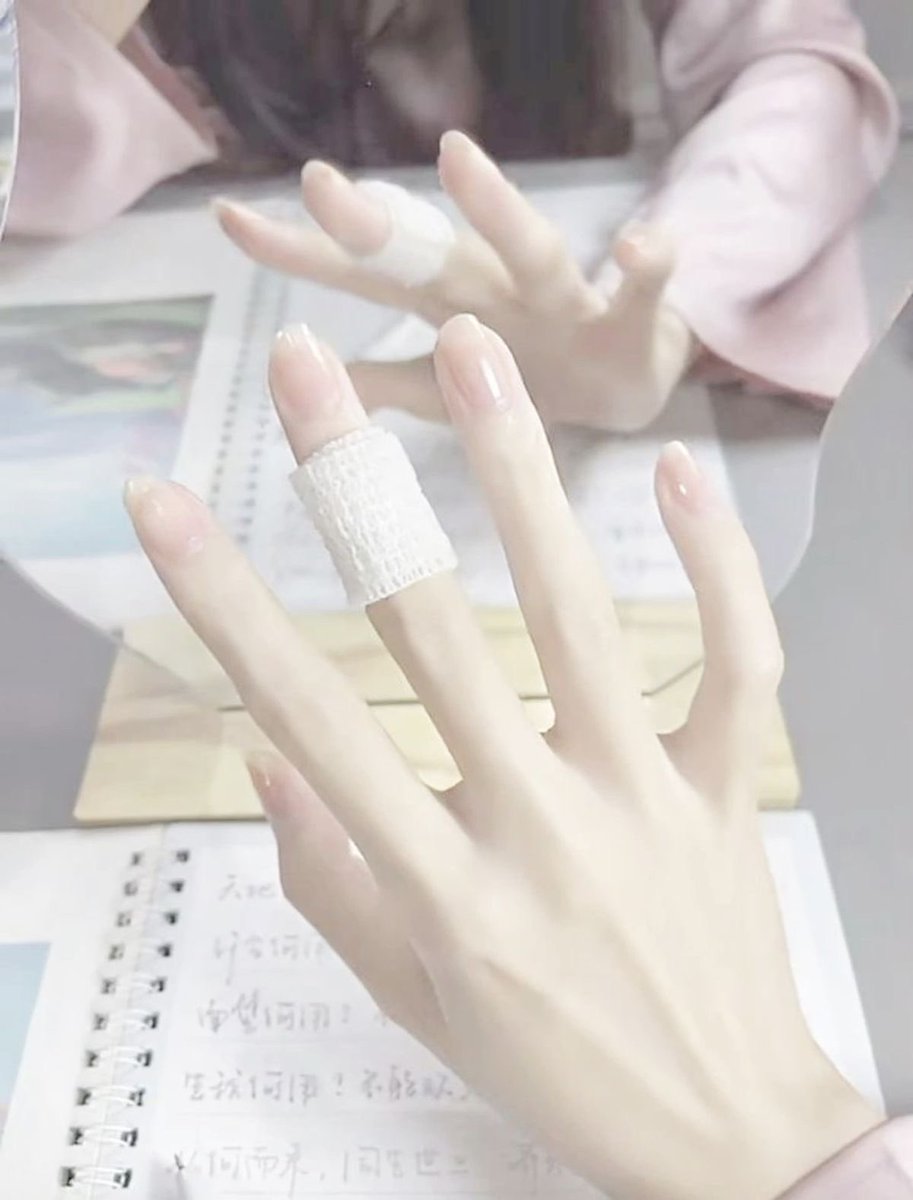_roxanna11's tweet photo. and for my last act of hatred for myself, hands. i have genetically short and fat fingers, one day they’ll be skinny. maybe not longer, but skinnier. https://t.co/I8nkIiKdRk