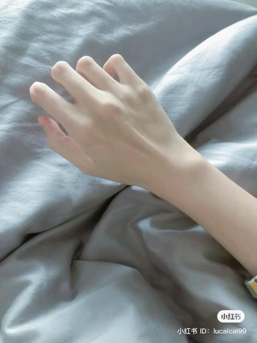 _roxanna11's tweet photo. and for my last act of hatred for myself, hands. i have genetically short and fat fingers, one day they’ll be skinny. maybe not longer, but skinnier. https://t.co/I8nkIiKdRk