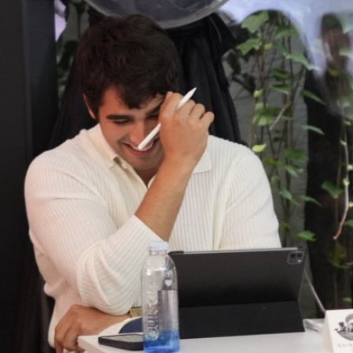 elma_u7's tweet photo. ya çok tatli cute olmuş ramo bear era donmuş onun tablet çocuk olmasi shsh🧸🤍 https://t.co/ddVILDiyWy