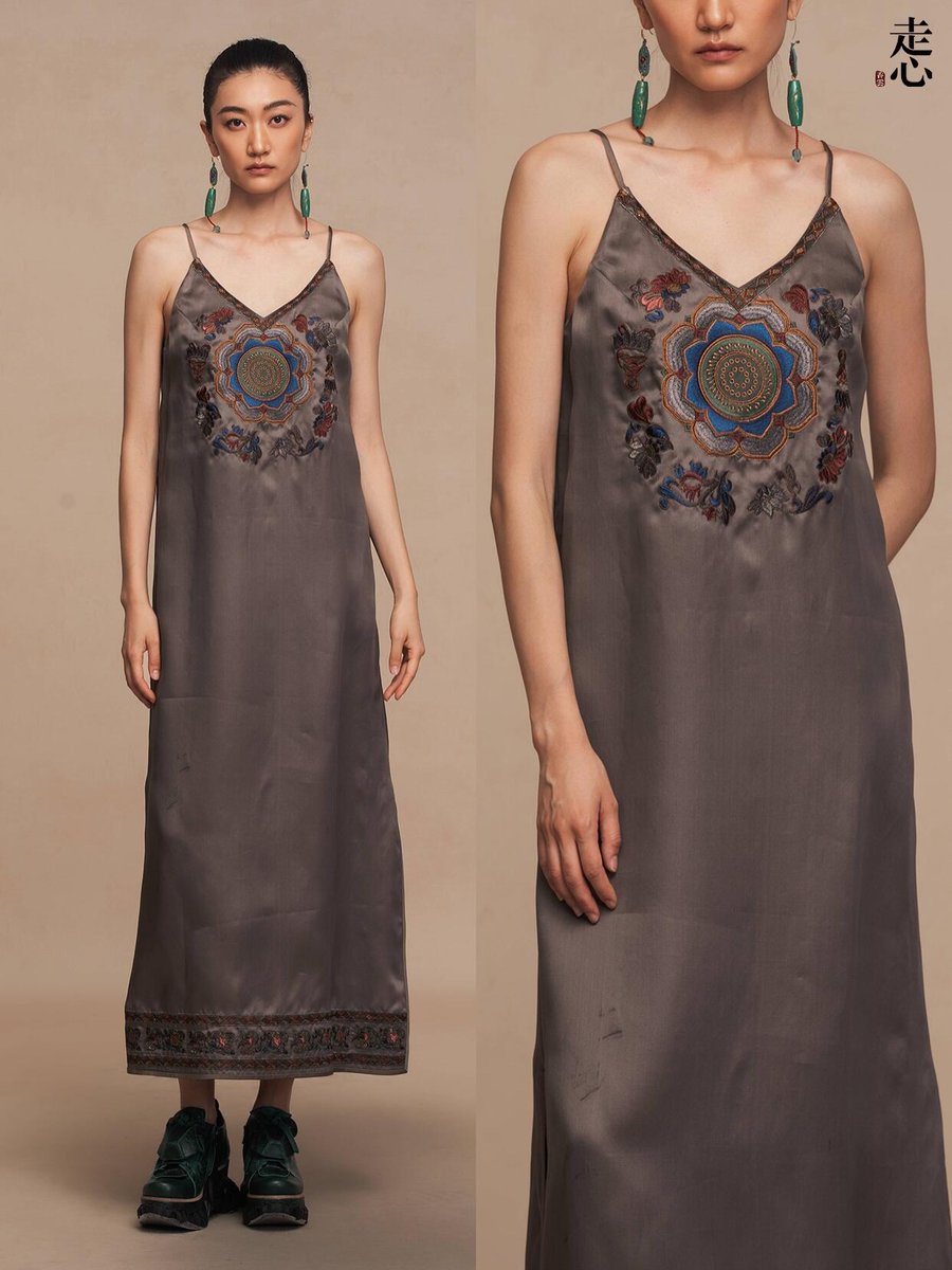 MagaliVienneau's tweet photo. Where ancient mineral craftsmanship meets contemporary quiet luxury. Zouxin Silk’s Champagne &amp; Smoked Silver Archive transforms Xiangyunsha into timeless silhouettes with liquid-pearl luster. Which look, 1–6, defines your aesthetic? Share below. https://t.co/bha2Cf5WD6