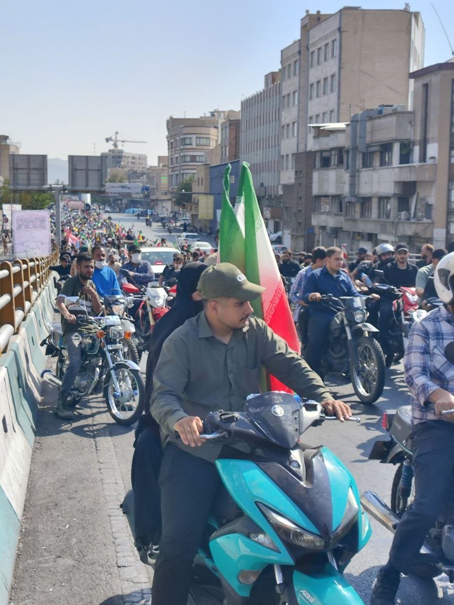 f0n2nx's tweet photo. غرش موتورها، پرچم‌های برافراشته و خیابان‌هایی که امروز رنگ‌وبوی دیگری داشتند؛ روایت تصویری رژه ۴۰ هزار موتور 

خیابان‌ها، شاهد رژه موتورسواران جان‌فدا بودند؛ 
یک روز پر از غرش موتور، پرچم‌
#رزمایش_40هزار_موتورسوار_جانفدا https://t.co/a4i8SHZ3T9