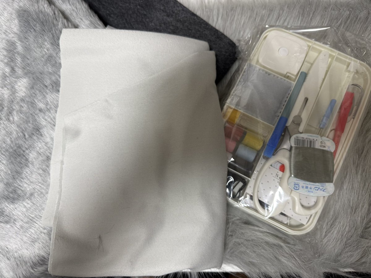 HACHI_act's tweet photo. 【白狐の耳、製作開始】
天響、ただいま新たな耳を仕立てております🦊
銀白のファーと布、それから久しぶりの裁縫道具。今回は型紙から自分の手で。
細く凛々しい耳にするか、少しふわりとした耳にするか……思案中です。
皆さまは、どちらの狐耳がお好きですか？🦊
#創作コスプレ #白狐 https://t.co/AJoqiw3tVy