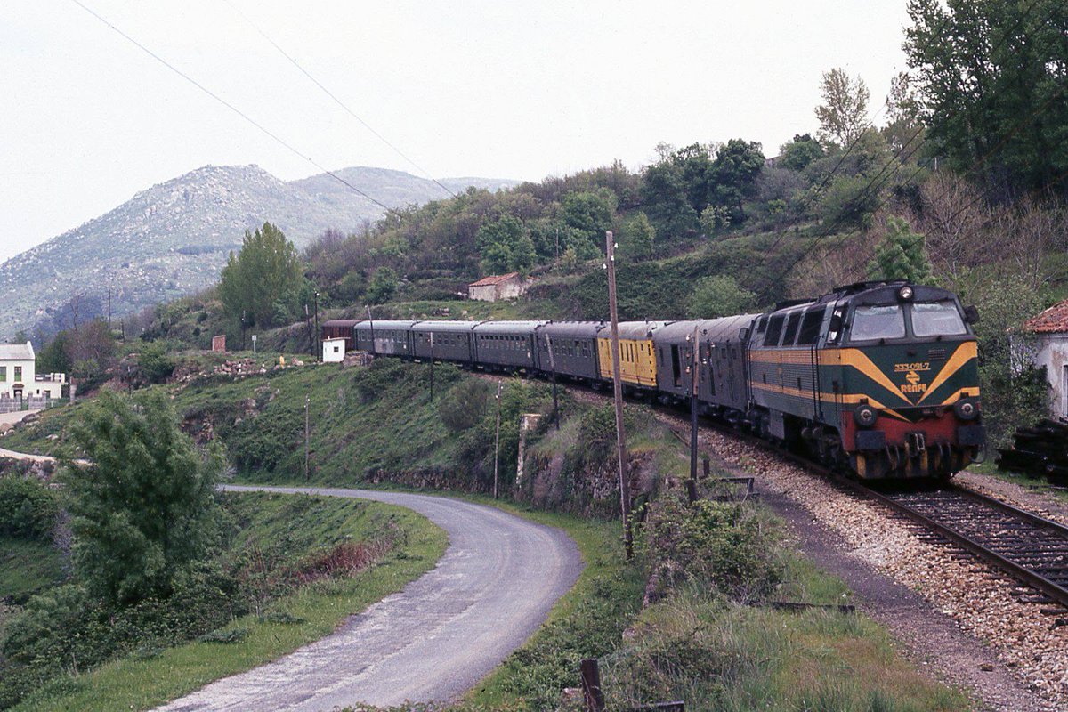 enric_marc's tweet photo. 333 con el Correo Palazuelo-Salamanca en Baños de Montemayor (Cáceres) foto sin fecha de J. M. García #renfe #cáceres #extremadura #ferrocarril #tren #trenni #train https://t.co/VOGYMF3b7R