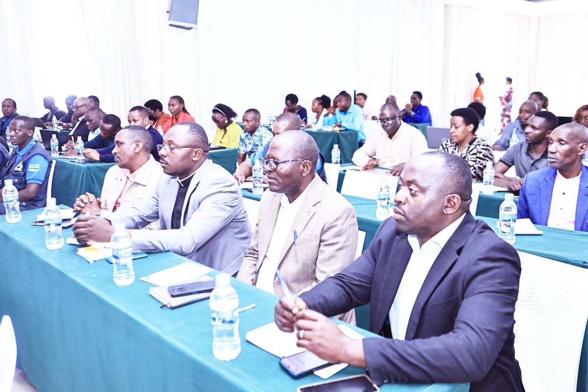 rbarwanda's tweet photo. Minisitiri w’Uburinganire n’Iterambere ry’Umuryango, Uwimana Consolée, yasabye inzego zose mu Ntara y'Amajyaruguru kurushaho gukumira no gukemura ibibazo bibangamiye umuryango barwanya ubusinzi, ibiyobyabwenge n'inzoga zitujuje ubuziranenge nk'isoko ya byinshi muri ibyo bibazo. #RBAAmakuru