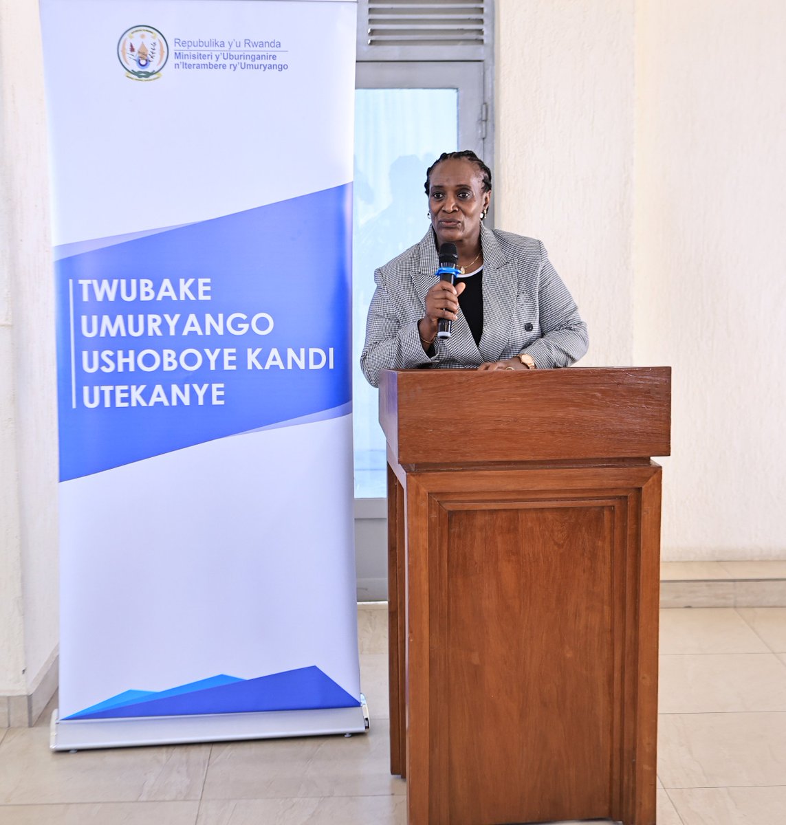 rbarwanda's tweet photo. Minisitiri w’Uburinganire n’Iterambere ry’Umuryango, Uwimana Consolée, yasabye inzego zose mu Ntara y'Amajyaruguru kurushaho gukumira no gukemura ibibazo bibangamiye umuryango barwanya ubusinzi, ibiyobyabwenge n'inzoga zitujuje ubuziranenge nk'isoko ya byinshi muri ibyo bibazo. #RBAAmakuru