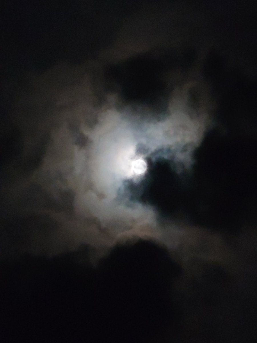 0826_anpi_'s tweet photo. 雲が多くなんとか隙間から
#中秋の名月 を
#だから私はXperia 1 Ⅵで撮影 https://t.co/rqNV8JUnWV