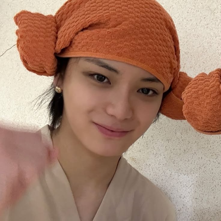 woominchi's tweet photo. ako lang ba... parang kamukha ni ohyul si june... https://t.co/QVH6RBnYFV