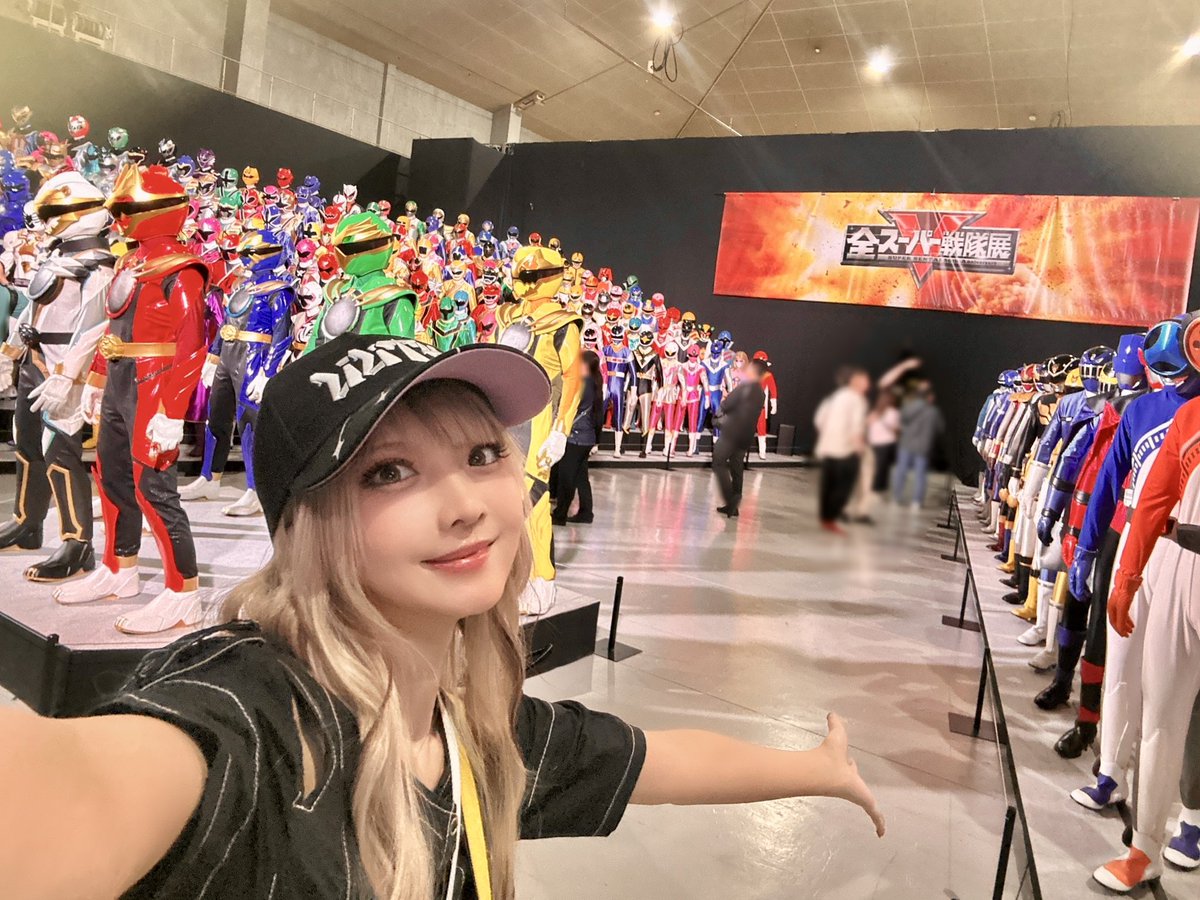 Kasyou3roshieru's tweet photo. 『全スーパー戦隊展』を見るために大阪ひらかたパークへ⚡️
　
スーツ、衣装、ロボ、ミニチュア、敵キャラ…
50年の歴史はあまりにも濃い。感動…!!!
　
撮影スポットもあって胸熱🔥
戦隊ってやっぱり最高だな🫶✨ https://t.co/5Ht57Zg3DA
