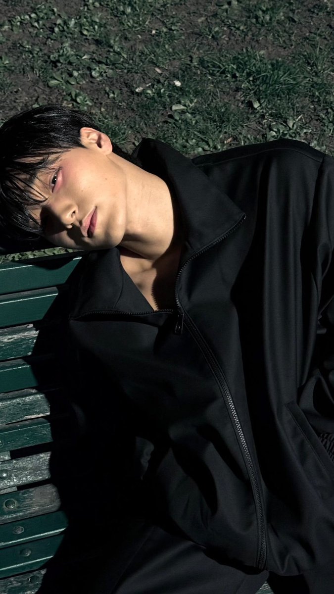 Sannotlove0hlt's tweet photo. 잔인하다못해 섬뜩한 조직보스 웡이랑
그 사람이 미친듯 사랑하는 낫

웡 조직생활 시작하고 얼마 안됐을 때 사채에 찌들어 살고있던 낫을 찾아가서 돈 내놓으라고 난리를 쳤는데
그 사채는 살고 싶어 발악하던 병원비였고
웡의 앞에서 피토하고 쓰러져서 직접 병원으로 데리고 감 https://t.co/9RbxOO13Xl