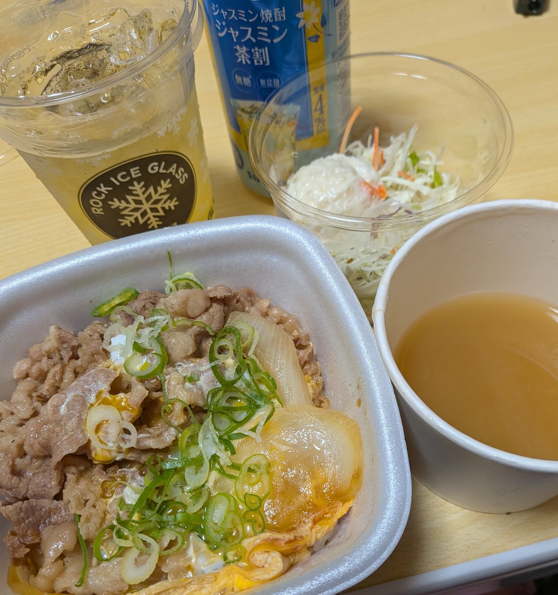 akubigirl127's tweet photo. 仕事終わりモバイルオーダーしてた牛丼を近所の吉野家で受け取って
5分前に帰宅！我ながら完璧🤣🤣

#金曜ロードショー
#名探偵コナン https://t.co/TUtkjs4CvE