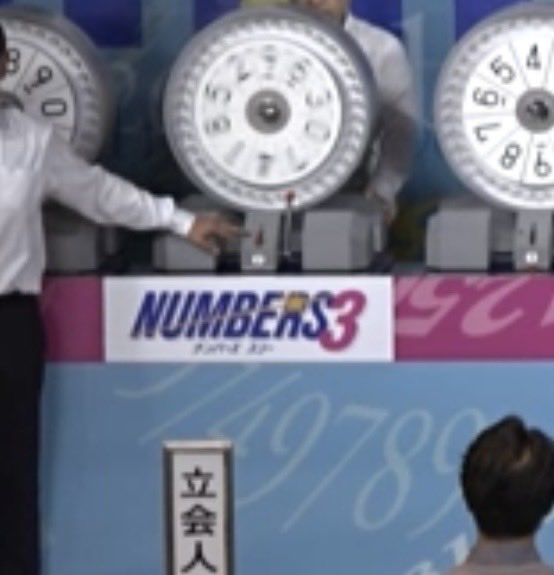 hourousha_o's tweet photo. ナンバーズの抽選が
機器の故障で今行われ

なんと！ビックリ！
手動でするとw

ハズレたから言わせて
もらいますよ。返金しろー https://t.co/VvLDyN4D1d