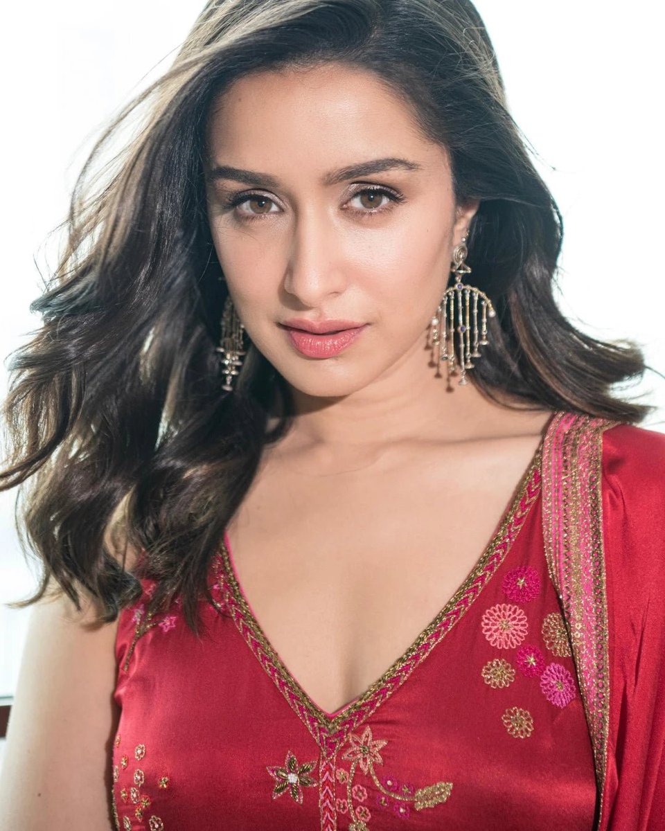 Jaake_so_ja's tweet photo. Hollywood Beauty - Ariana Grande 🤡 vs Bollywood Beauty - Shraddha Kapoor 😍 https://t.co/rYWiP69PhO