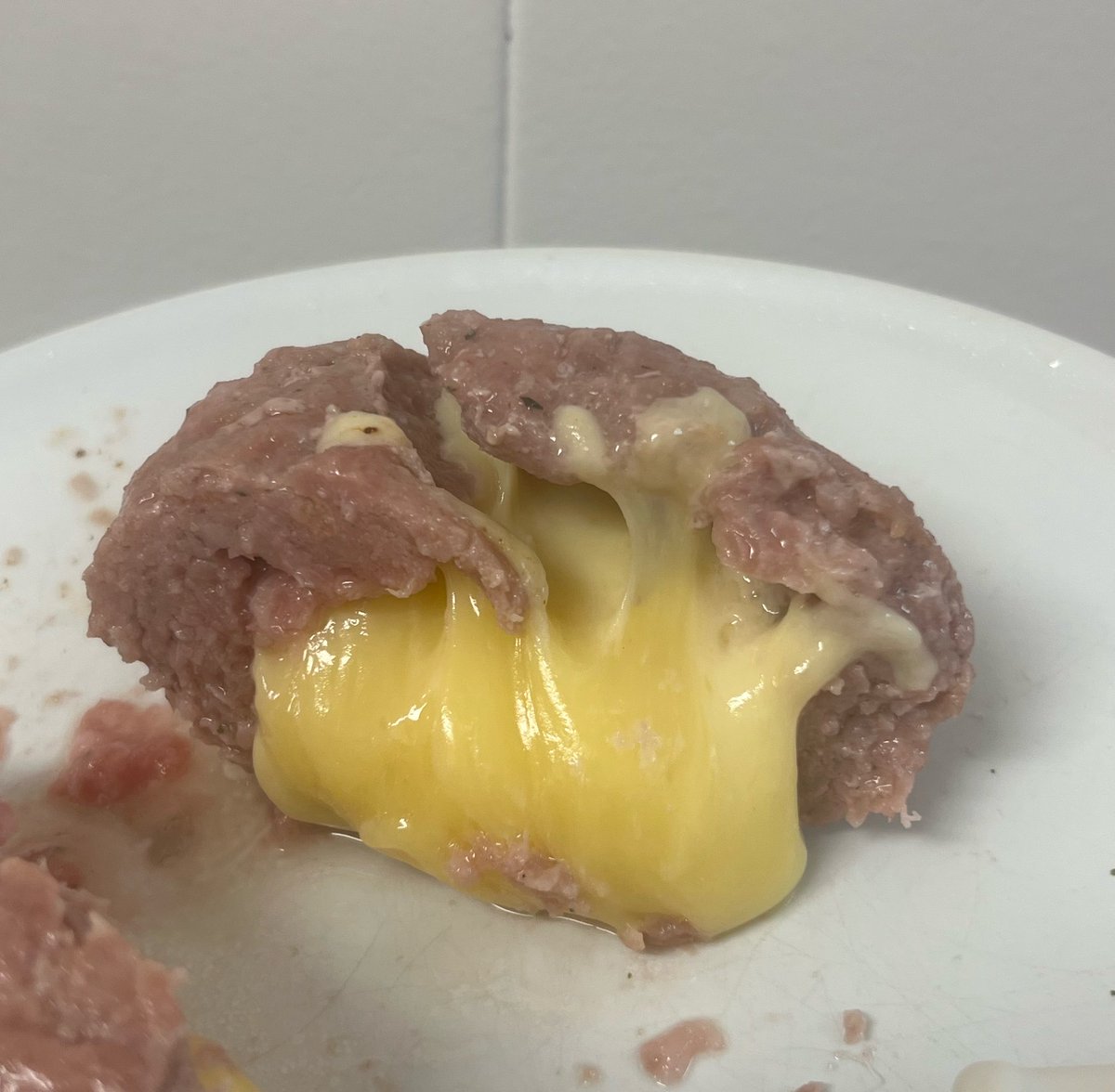 san_pol_poto_'s tweet photo. he soñado con una bola de carne llena de queso y me he hecho una https://t.co/snGaCzz5lv