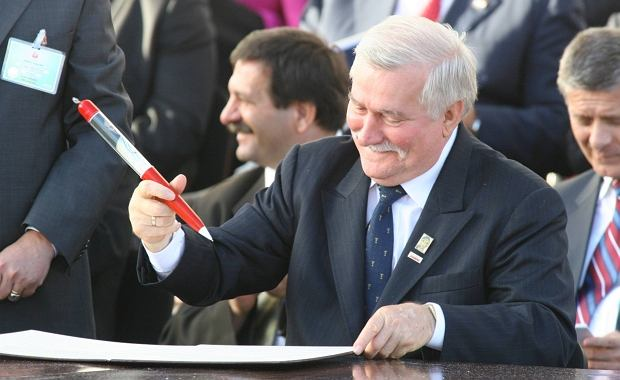 SamuelPereira's tweet photo. Skoro wg prokuratury Waldemara Żurka prezydent Lech Wałęsa był wtórnym analfabetą, to pojawia się zasadne pytanie: czy ok. 400 podpisanych przez niego ustaw obowiązuje? 🤨 https://t.co/pIwj8VFvS4