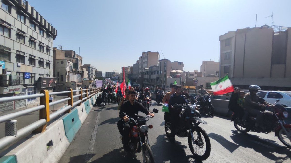 f0n2nx's tweet photo. از نمای نزدیک موتورها تا تصویر خیابان‌های تهران؛ امروز هزاران جزئیات برای روایت کردن وجود داشت. این‌ها بخشی از تصاویر رژه موتورسواران جان‌فداست. #رزمایش_40هزار_موتورسوار_جانفدا https://t.co/AlQIZ60lCR