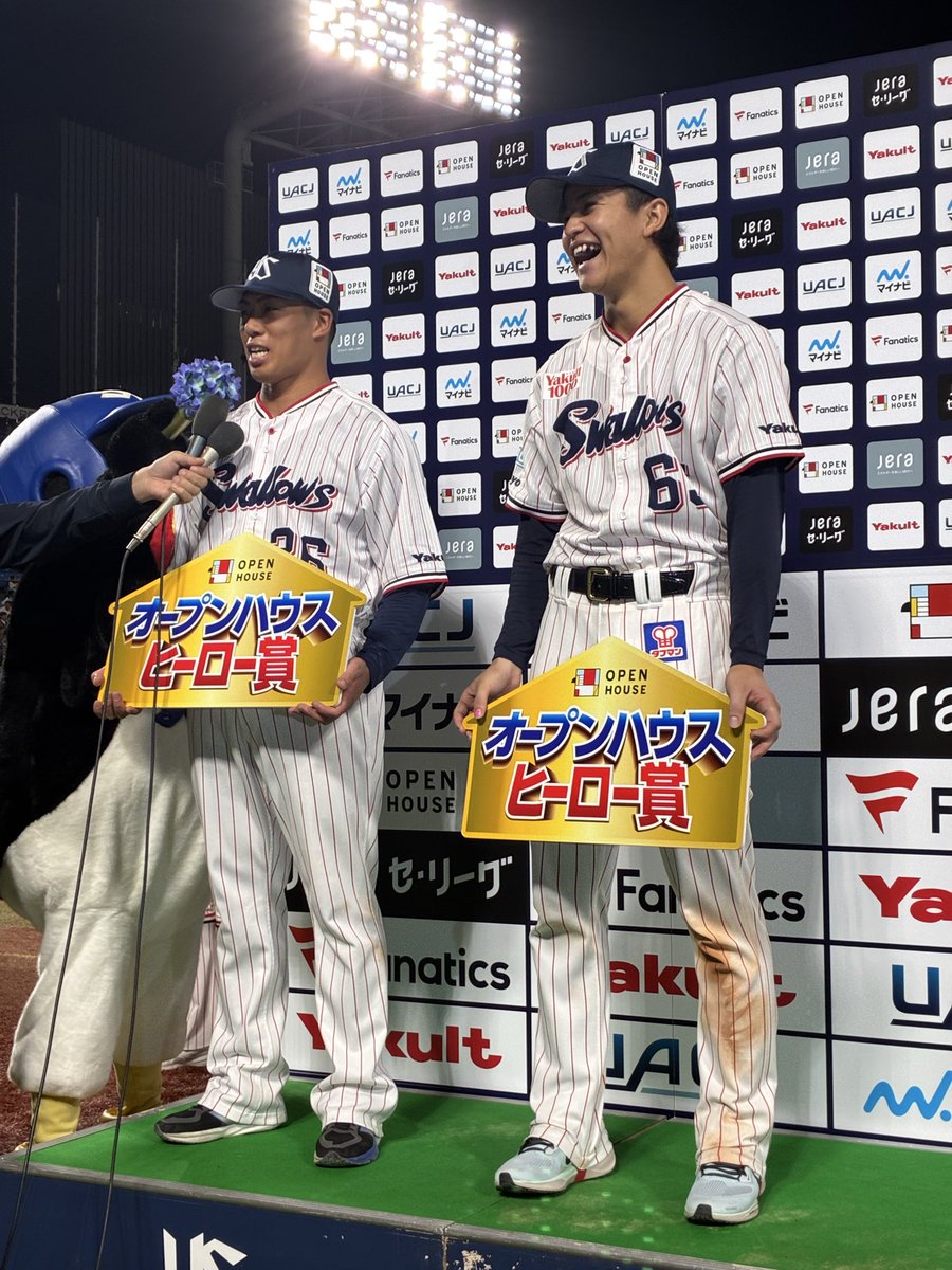 swallowspr's tweet photo. 本日のお立ち台🎉
#山野太一 投手！
#鈴木叶 選手！

バッテリーそろって
笑顔のヒーローインタビュー⚾️

#swallows #燕心全開 https://t.co/TfkiDpWVG2