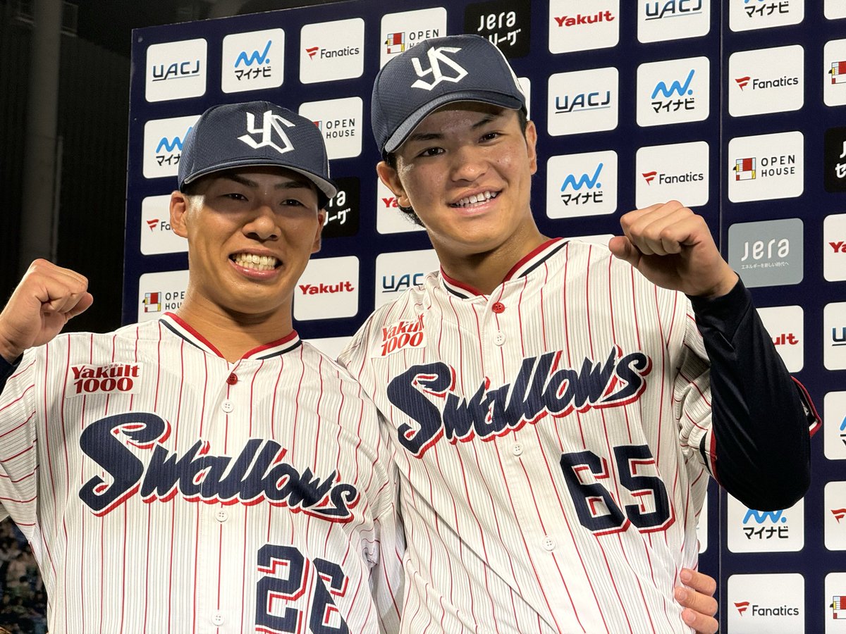 swallowspr's tweet photo. 本日のお立ち台🎉
#山野太一 投手！
#鈴木叶 選手！

バッテリーそろって
笑顔のヒーローインタビュー⚾️

#swallows #燕心全開 https://t.co/TfkiDpWVG2