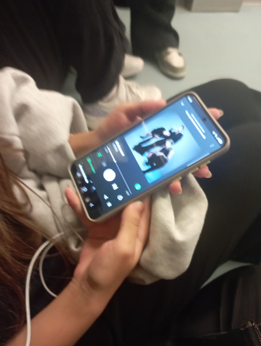 ezerouu's tweet photo. hm demek lansmana gittiniz biz de okul cıkısı metroda perma dinliyoz işte
@bettiesusknk https://t.co/CXjeqIPDKd