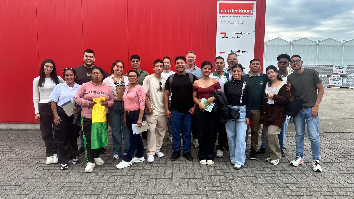 SENAComunica's tweet photo. Nuestros aprendices avanzan en el cumplimiento de su agenda en los Países Bajos 🇳🇱.

Durante la jornada, visitaron los invernaderos de Gemeente Westland y Dutch Greenhouse Delta, donde conocieron de cerca cómo funciona la producción hortícola neerlandesa.

También estuvieron en Koppert Biological Systems, referente en protección biológica de cultivos y polinización natural, para conocer soluciones que contribuyen a una producción más sostenible.

Una experiencia que les permite aprender, intercambiar conocimientos y llevar nuevas ideas para seguir fortaleciendo su formación.
#AliadosSENA