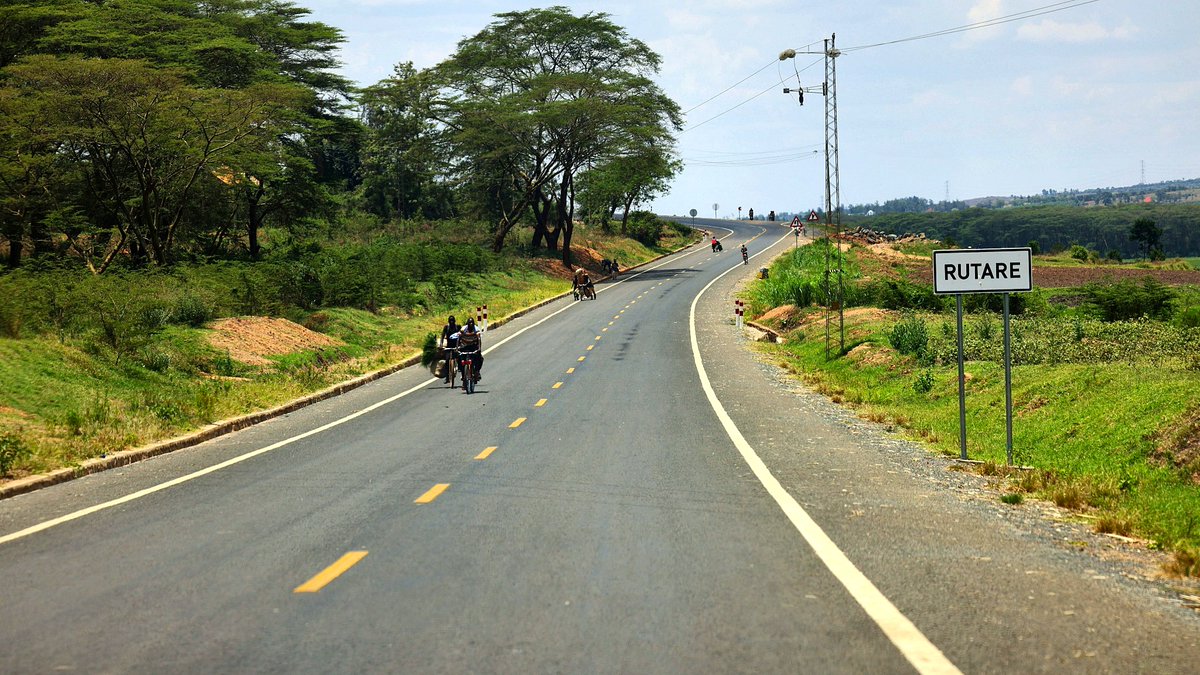 rbarwanda's tweet photo. 📷AMAFOTO📷

Imirimo yo kubaka no kuvugurura umuhanda Nyagatare-Rwempasha ufite uburebure bwa kilometero 18,5 yageze ku musozo.

Ikigo cy’Igihugu gishinzwe Iterambere ry’Ubwikorezi, RTDA, cyatangaje ko abakoresha uyu muhanda bishimira impinduka wabazaniye mu kuborohereza ingendo, kugeza umusaruro ku masoko, kwagura ubucuruzi no kwimakaza isuku muri rusange. #RBAAmakuru
