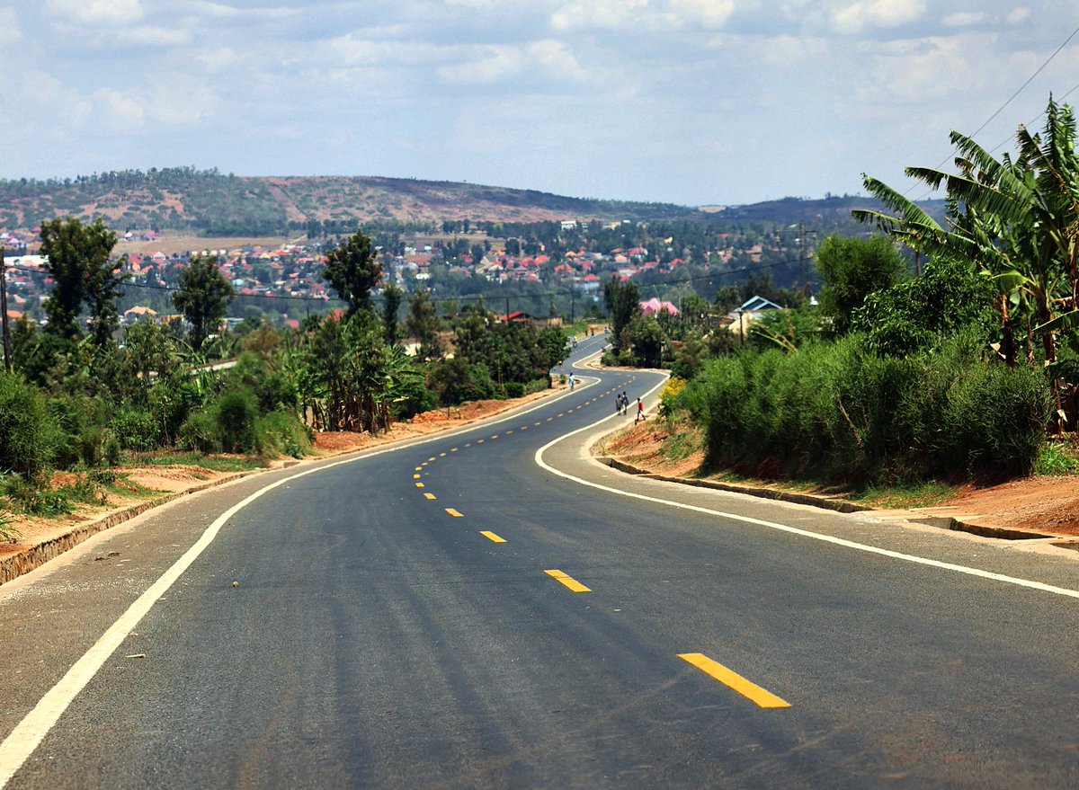 rbarwanda's tweet photo. 📷AMAFOTO📷

Imirimo yo kubaka no kuvugurura umuhanda Nyagatare-Rwempasha ufite uburebure bwa kilometero 18,5 yageze ku musozo.

Ikigo cy’Igihugu gishinzwe Iterambere ry’Ubwikorezi, RTDA, cyatangaje ko abakoresha uyu muhanda bishimira impinduka wabazaniye mu kuborohereza ingendo, kugeza umusaruro ku masoko, kwagura ubucuruzi no kwimakaza isuku muri rusange. #RBAAmakuru