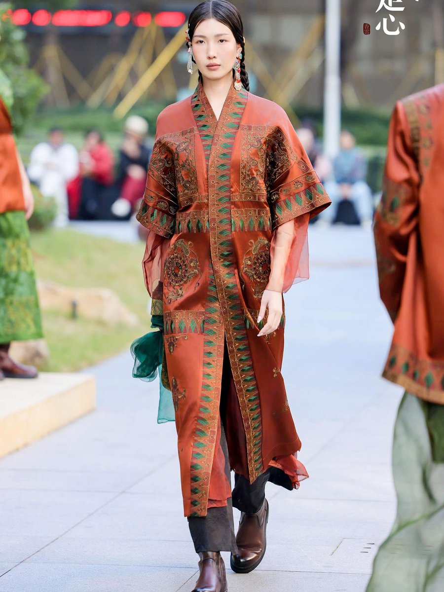 MagaliVienneau's tweet photo. When natural light meets oriental red-brown and green, Chinese-inspired fashion unfolds in a flowing feast of color and style. https://t.co/ys1YRgNsY4