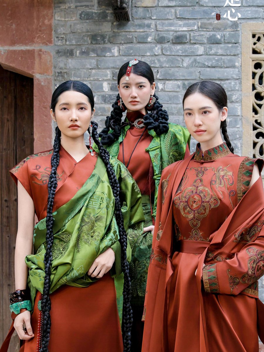MagaliVienneau's tweet photo. When natural light meets oriental red-brown and green, Chinese-inspired fashion unfolds in a flowing feast of color and style. https://t.co/ys1YRgNsY4