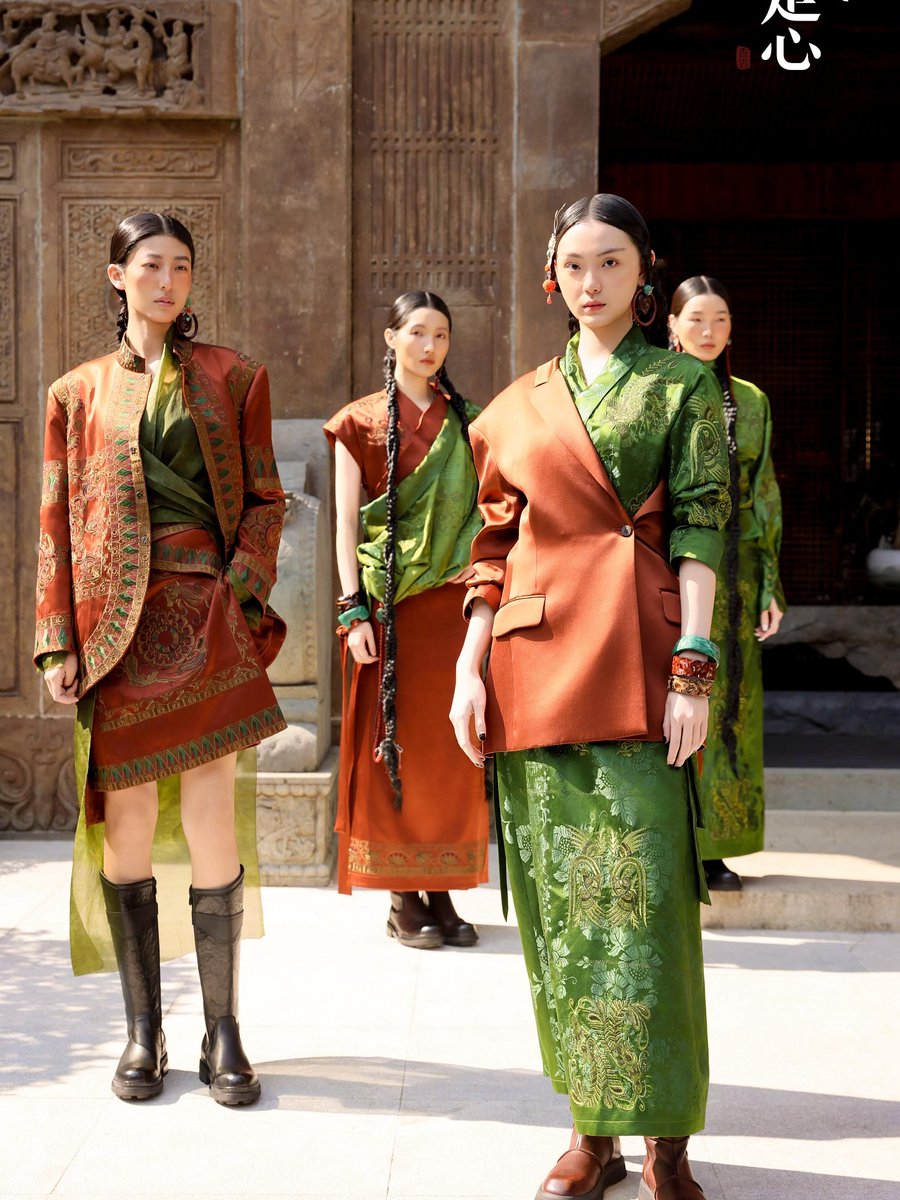 MagaliVienneau's tweet photo. When natural light meets oriental red-brown and green, Chinese-inspired fashion unfolds in a flowing feast of color and style. https://t.co/ys1YRgNsY4