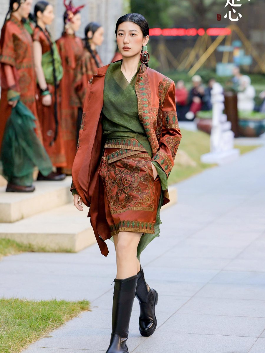 MagaliVienneau's tweet photo. When natural light meets oriental red-brown and green, Chinese-inspired fashion unfolds in a flowing feast of color and style. https://t.co/ys1YRgNsY4