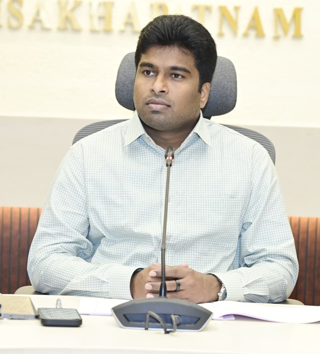 DIPROVIZAG's tweet photo. శుక్రవారం కలెక్టరేట్ సమావేశ మందిరంలో నిర్వహించిన జిల్లా పరిశ్రమల ఎగుమతి ప్రోత్సాహక కమిటీ (డీఐఈపీసీ) సమావేశంలో పరిశ్రమల స్థాపన, పెట్టుబడుల ప్రోత్సాహం, పారిశ్రామికవేత్తల సమస్యలు, పెండింగ్ అనుమతులపై సమీక్షించిన కలెక్టర్  ఎం.అభిషిక్త్ కిశోర్ https://t.co/N4vr213Bhm