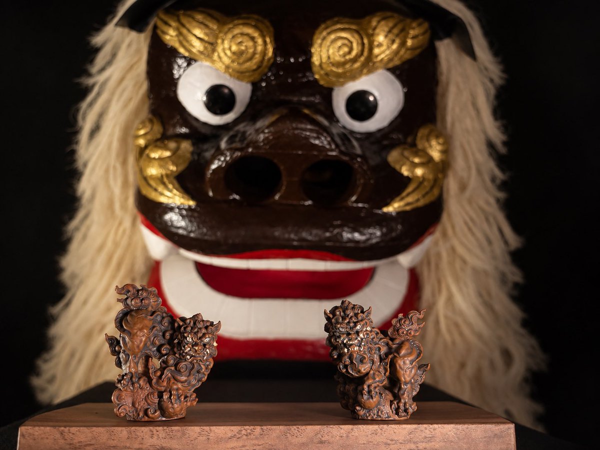 i_yosida's tweet photo. 【シーサーフィギュア × 沖縄 獅子舞】
小さなシーサーたちと、大きな獅子。
私の獅子コレクションに新たな仲間が加わったので、勝手にコラボしてみました🦁

それぞれの表情と、並んだときのサイズ感がたまらない。

シーサー｜やちむん家 −新垣 優人− 
獅子｜那覇太鼓 −ジェイコブ− https://t.co/07eNJ1t8zT