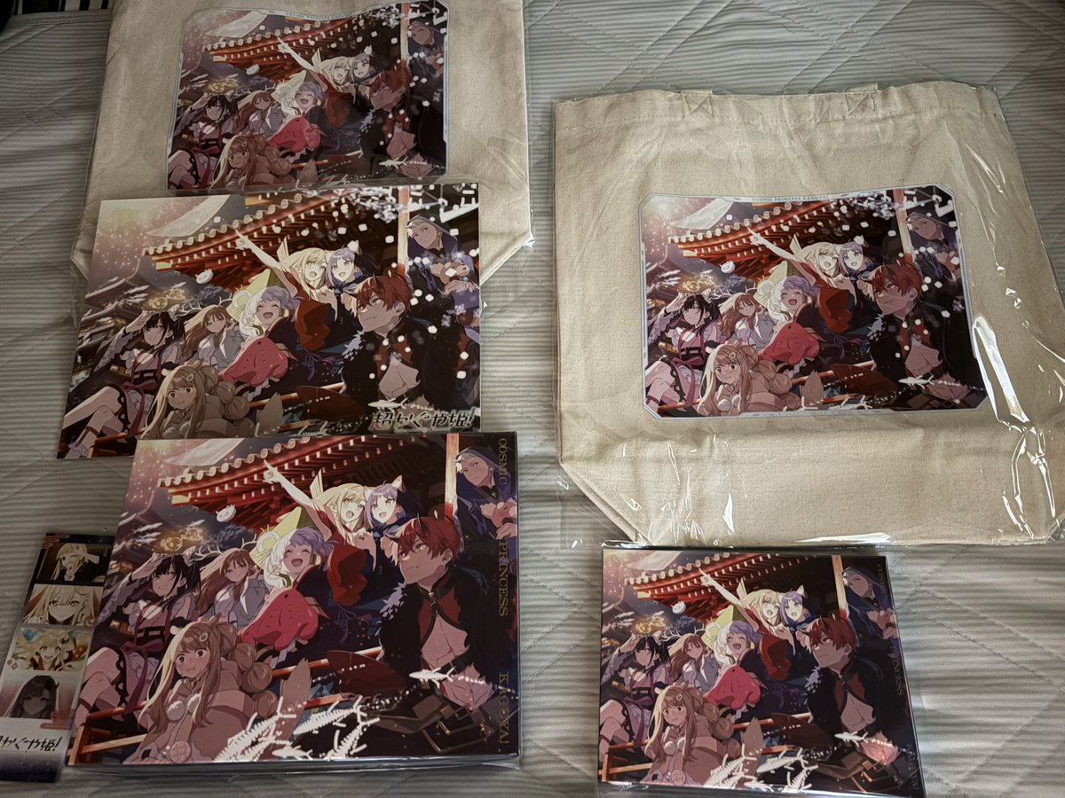 exitCraftsman's tweet photo. 超かぐや姫！の特装版の在庫あったので
思いっきり買って見たらなんだこのサイズ差！？(内容もめっちゃ違う)
左が特装版　右が通常版
全てアニメイト様で購入 https://t.co/7ojgzxuFkB