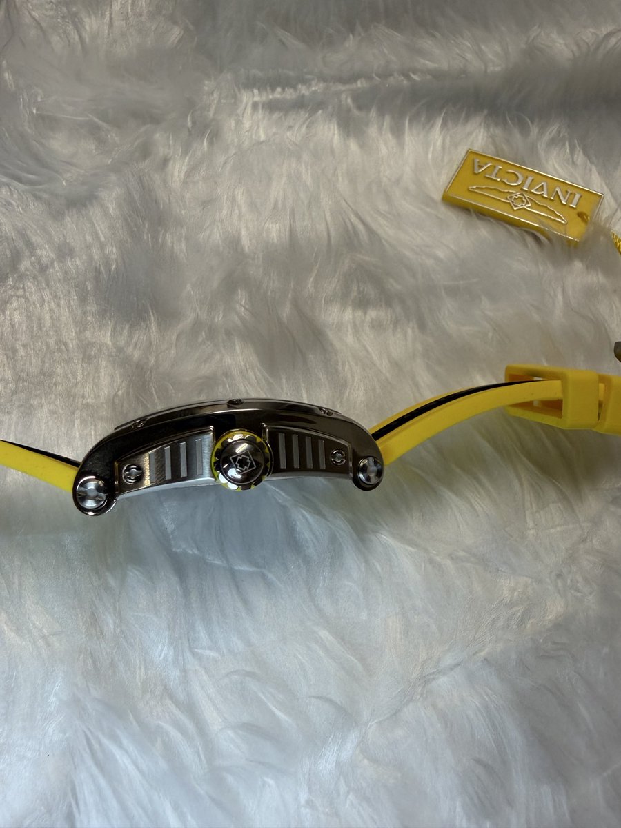 csamsof's tweet photo. 57mm of racing attitude.
Invicta Racing Vibe RPM 47383
Yellow + black silicone | quartz | 100m water resistant.

#Invicta #MensWatch #eBayFinds #WatchAddict https://t.co/cwybqnPN5r