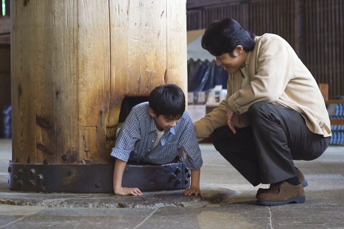 nara_cjr's tweet photo. ／
小学生の時以来の再挑戦！
「柱の穴くぐり」
＼

東大寺大仏殿で、名物「柱の穴くぐり」の撮影も行いました。

穴をくぐり抜けた男の子に、「すごいね！いけたね」とやさしく手を差し伸べる鈴木亮平さん。

実は、鈴木さんも小学生のとき、この穴くぐりに挑戦したことがあるそうです。

「やっぱり思うじゃないですか、突っかかって出れなくなったらどうしようって（笑）」。

当時、まわりの人に見られて、恥ずかしいなと思いながらも穴を通ったという鈴木さん。

でも、穴から出られた瞬間、「通れた！」という達成感があったと当時を思い返します。

そして、こんなエピソードも。

「不思議なもので、そういう体験って意外と記憶に残るんですよね。だから子どもの頃は、大仏さまよりこの穴の方が強く印象に残っています（笑）」。

子どもの頃の思い出と、大人になってから感じる魅力。

それぞれの楽しみ方があるのも、東大寺ならではですね✨

📸柱の穴くぐり（大仏殿内）

#鈴木亮平 さん #東大寺 #世界遺産 #いざいざ奈良
