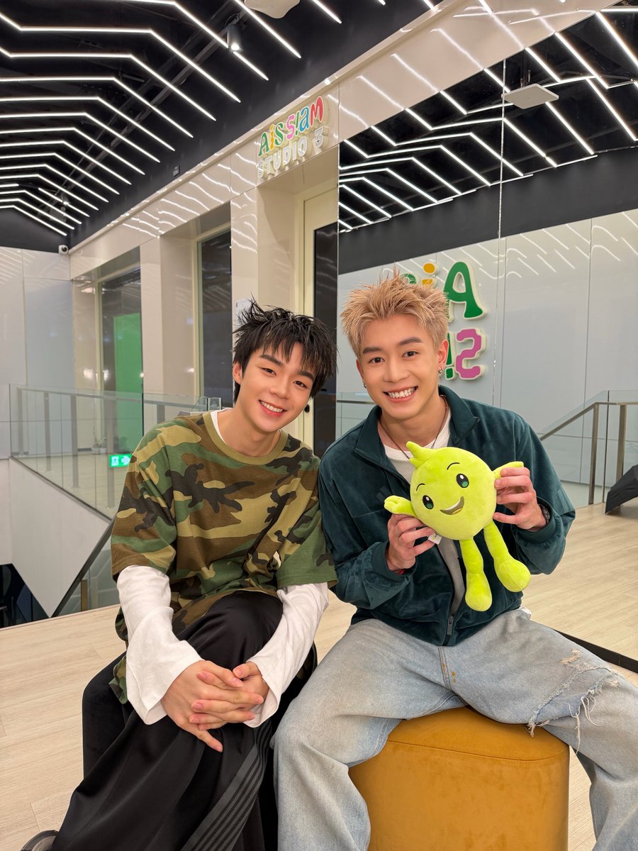 lookepeep's tweet photo. ‘นิวพีเจ’ พร้อมแล้วค้าบบบ มาเจอกันในไลฟ์นะคับ มีกิจกรรมสนุกๆ รออยู่ววว มาจอยกันเยอะๆ น้าาา 💚💅🏻⭐️✨

🔗 https://t.co/5riTZHYA0F

AIS x NEWPJ
#AISOnlineDealxNewPJ
#NEWCHAYAPAK #PJmahidol 
#GELBOYS 
#LOOKE https://t.co/EByJySWp5c