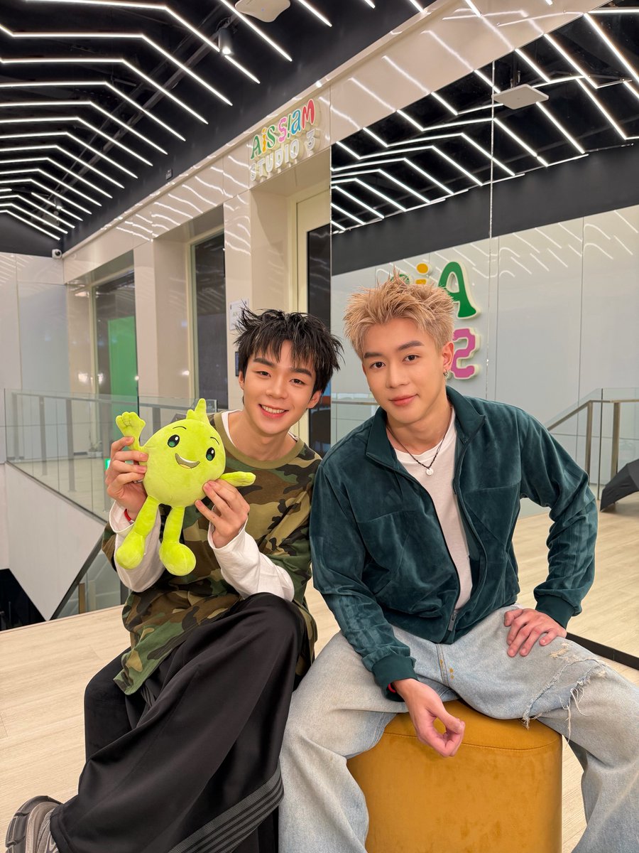 lookepeep's tweet photo. ‘นิวพีเจ’ พร้อมแล้วค้าบบบ มาเจอกันในไลฟ์นะคับ มีกิจกรรมสนุกๆ รออยู่ววว มาจอยกันเยอะๆ น้าาา 💚💅🏻⭐️✨

🔗 https://t.co/5riTZHYA0F

AIS x NEWPJ
#AISOnlineDealxNewPJ
#NEWCHAYAPAK #PJmahidol 
#GELBOYS 
#LOOKE https://t.co/EByJySWp5c