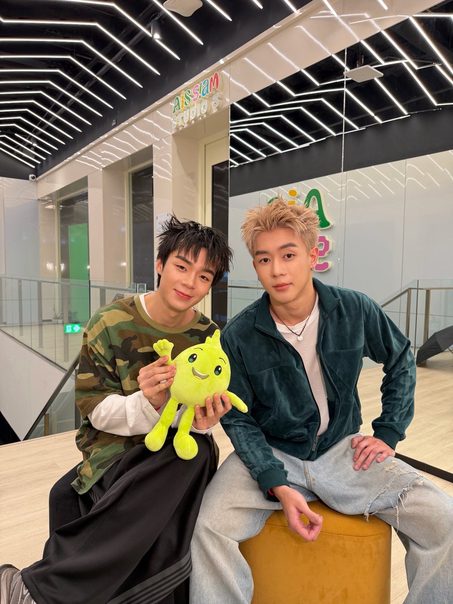 lookepeep's tweet photo. ‘นิวพีเจ’ พร้อมแล้วค้าบบบ มาเจอกันในไลฟ์นะคับ มีกิจกรรมสนุกๆ รออยู่ววว มาจอยกันเยอะๆ น้าาา 💚💅🏻⭐️✨

🔗 https://t.co/5riTZHYA0F

AIS x NEWPJ
#AISOnlineDealxNewPJ
#NEWCHAYAPAK #PJmahidol 
#GELBOYS 
#LOOKE https://t.co/EByJySWp5c