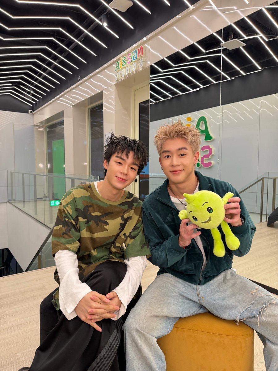 lookepeep's tweet photo. ‘นิวพีเจ’ พร้อมแล้วค้าบบบ มาเจอกันในไลฟ์นะคับ มีกิจกรรมสนุกๆ รออยู่ววว มาจอยกันเยอะๆ น้าาา 💚💅🏻⭐️✨

🔗 https://t.co/5riTZHYA0F

AIS x NEWPJ
#AISOnlineDealxNewPJ
#NEWCHAYAPAK #PJmahidol 
#GELBOYS 
#LOOKE https://t.co/EByJySWp5c