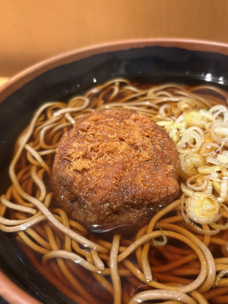 uenookachi's tweet photo. 本日のランチ
よもだそば 御徒町店@御徒町

フォローさせていただいている〜よもだそば飲みのプロのポストを拝見してトツゲキ🐈💨💨
（なぜか本文にリンクを貼ると最下部に勝手に移動するのでリプに該当ポスト貼ります。）

9末までの限定!!

熊本復興支援特別セールの...

　　　　　　「馬メンチカツそば」

　　　　　　　　　　↑にニラ天を追加☝️

馬メンチカツうめぇ。
臭みはなく程よい風味で肉肉しぃ!!!

甘辛いおつゆにもとても良く合うし、
馬肉だからかそこまでしつこくない!!!

想像以上にサクッといただける✌️

ニラ天もニラたっぷりで満足◎
美味しく完食💥

ごちそうさまでした★

今回も素敵な情報をありがとうございました✨

＃上野 ＃御徒町 ＃ランチ