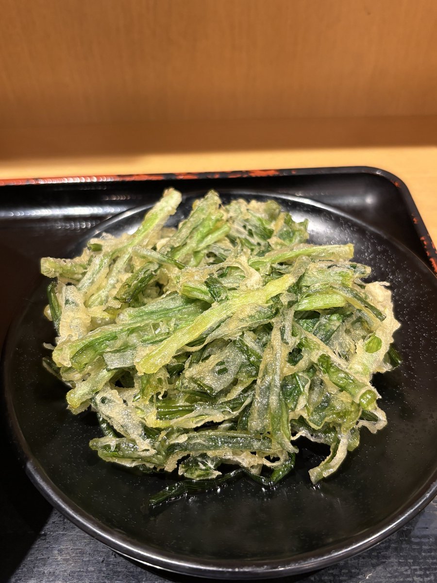 uenookachi's tweet photo. 本日のランチ
よもだそば 御徒町店@御徒町

フォローさせていただいている〜よもだそば飲みのプロのポストを拝見してトツゲキ🐈💨💨
（なぜか本文にリンクを貼ると最下部に勝手に移動するのでリプに該当ポスト貼ります。）

9末までの限定!!

熊本復興支援特別セールの...

　　　　　　「馬メンチカツそば」

　　　　　　　　　　↑にニラ天を追加☝️

馬メンチカツうめぇ。
臭みはなく程よい風味で肉肉しぃ!!!

甘辛いおつゆにもとても良く合うし、
馬肉だからかそこまでしつこくない!!!

想像以上にサクッといただける✌️

ニラ天もニラたっぷりで満足◎
美味しく完食💥

ごちそうさまでした★

今回も素敵な情報をありがとうございました✨

＃上野 ＃御徒町 ＃ランチ