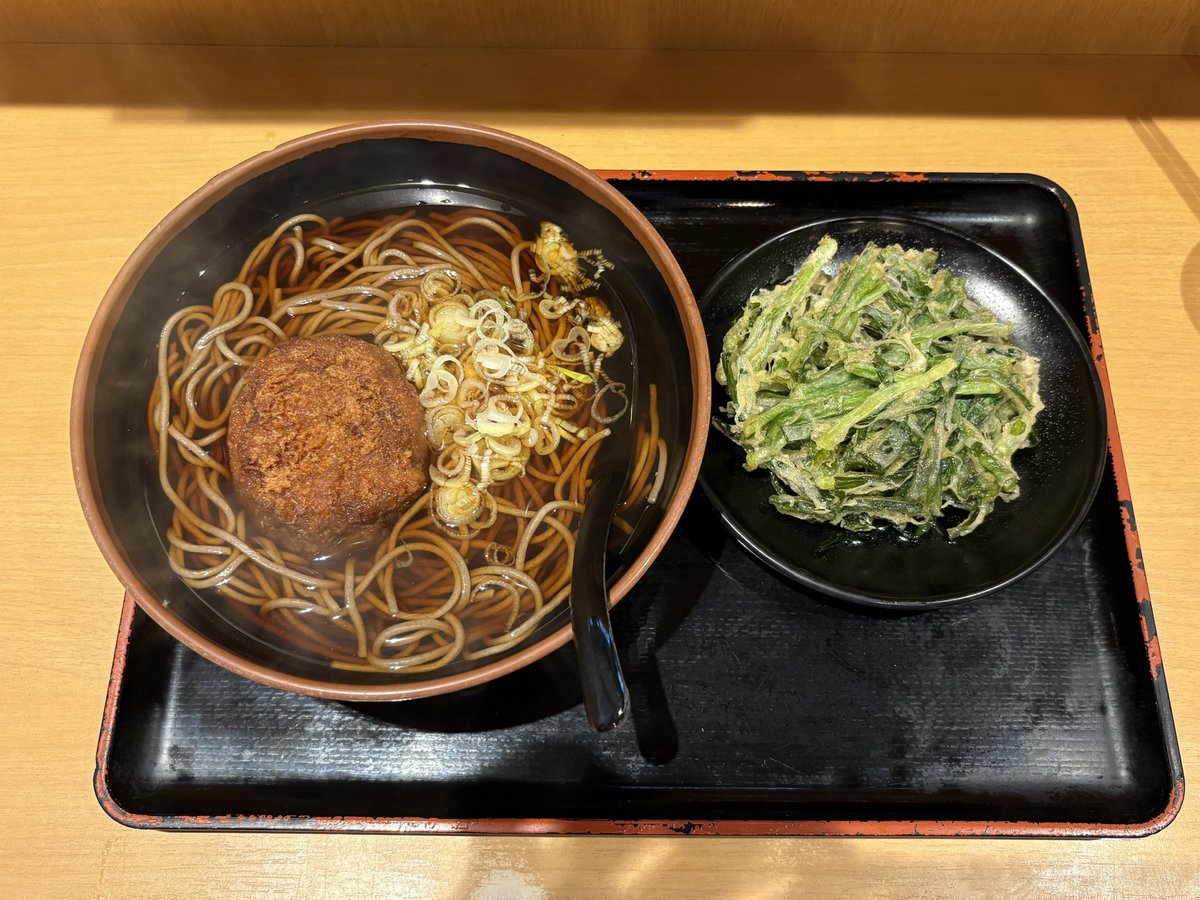 uenookachi's tweet photo. 本日のランチ
よもだそば 御徒町店@御徒町

フォローさせていただいている〜よもだそば飲みのプロのポストを拝見してトツゲキ🐈💨💨
（なぜか本文にリンクを貼ると最下部に勝手に移動するのでリプに該当ポスト貼ります。）

9末までの限定!!

熊本復興支援特別セールの...

　　　　　　「馬メンチカツそば」

　　　　　　　　　　↑にニラ天を追加☝️

馬メンチカツうめぇ。
臭みはなく程よい風味で肉肉しぃ!!!

甘辛いおつゆにもとても良く合うし、
馬肉だからかそこまでしつこくない!!!

想像以上にサクッといただける✌️

ニラ天もニラたっぷりで満足◎
美味しく完食💥

ごちそうさまでした★

今回も素敵な情報をありがとうございました✨

＃上野 ＃御徒町 ＃ランチ