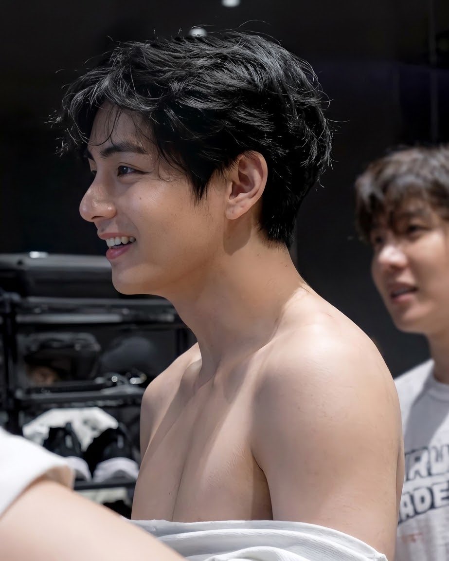 brblyci's tweet photo. Again and again he takes off his clothes during practice😭
#taehyung https://t.co/Bw6cqCd13J
