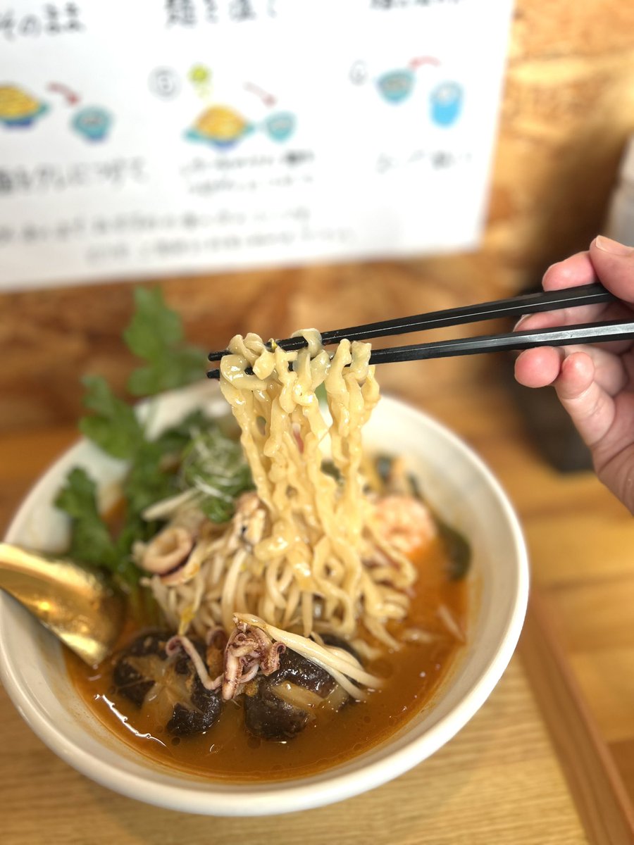 matsu_0520's tweet photo. Japanese Ramenマンちゃん@住吉
トムヤムラーメン
トムヤムクンの酸味と辛味、海鮮の旨味を上手くラーメンに落とし込んだ逸杯。
個人的にスープをたっぷり吸った肉厚椎茸が堪らん。
中太縮れ麺がスープによく絡み🌿も相性抜群。
エスニックに寄りすぎず確り🍜として成立していて激ウマ。
最高でした！ https://t.co/JHjC3nyfsj
