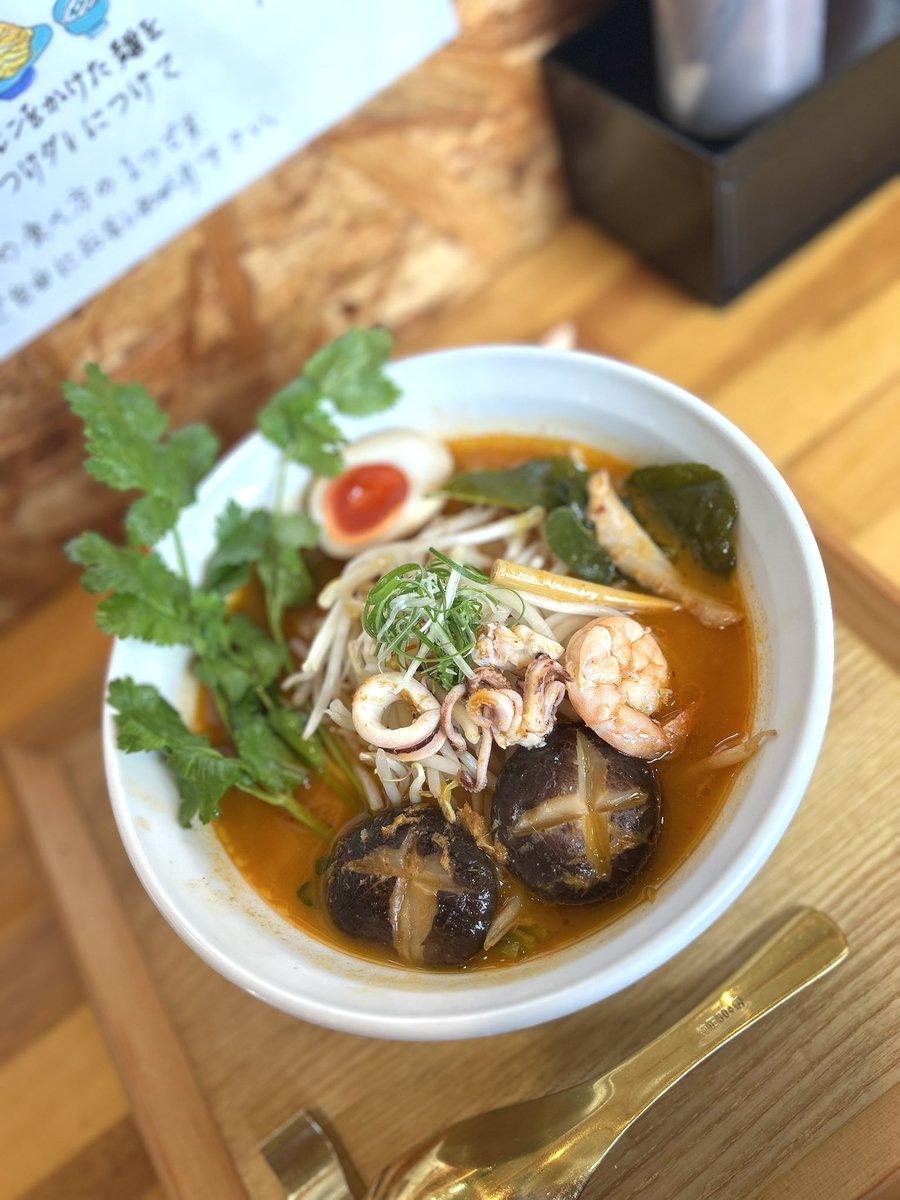 matsu_0520's tweet photo. Japanese Ramenマンちゃん@住吉
トムヤムラーメン
トムヤムクンの酸味と辛味、海鮮の旨味を上手くラーメンに落とし込んだ逸杯。
個人的にスープをたっぷり吸った肉厚椎茸が堪らん。
中太縮れ麺がスープによく絡み🌿も相性抜群。
エスニックに寄りすぎず確り🍜として成立していて激ウマ。
最高でした！ https://t.co/JHjC3nyfsj