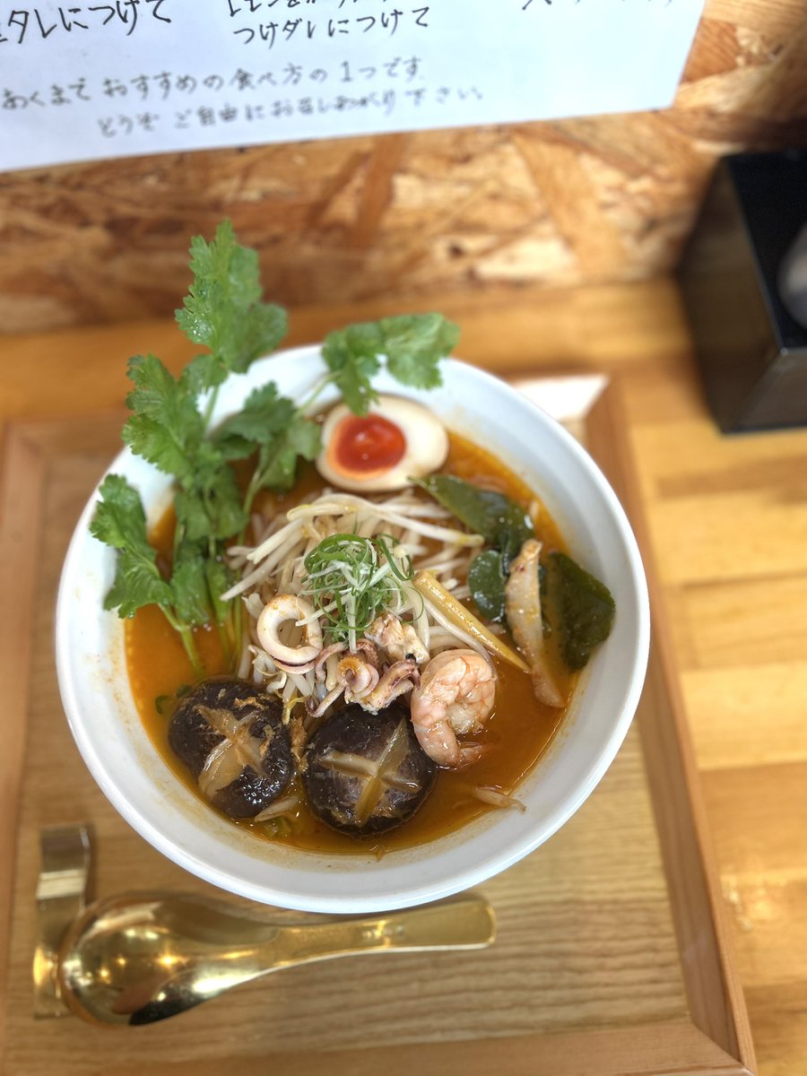 matsu_0520's tweet photo. Japanese Ramenマンちゃん@住吉
トムヤムラーメン
トムヤムクンの酸味と辛味、海鮮の旨味を上手くラーメンに落とし込んだ逸杯。
個人的にスープをたっぷり吸った肉厚椎茸が堪らん。
中太縮れ麺がスープによく絡み🌿も相性抜群。
エスニックに寄りすぎず確り🍜として成立していて激ウマ。
最高でした！ https://t.co/JHjC3nyfsj