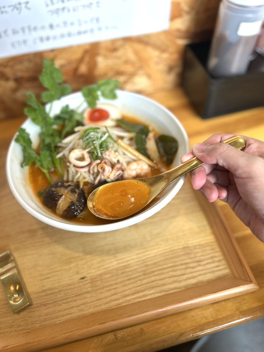 matsu_0520's tweet photo. Japanese Ramenマンちゃん@住吉
トムヤムラーメン
トムヤムクンの酸味と辛味、海鮮の旨味を上手くラーメンに落とし込んだ逸杯。
個人的にスープをたっぷり吸った肉厚椎茸が堪らん。
中太縮れ麺がスープによく絡み🌿も相性抜群。
エスニックに寄りすぎず確り🍜として成立していて激ウマ。
最高でした！ https://t.co/JHjC3nyfsj