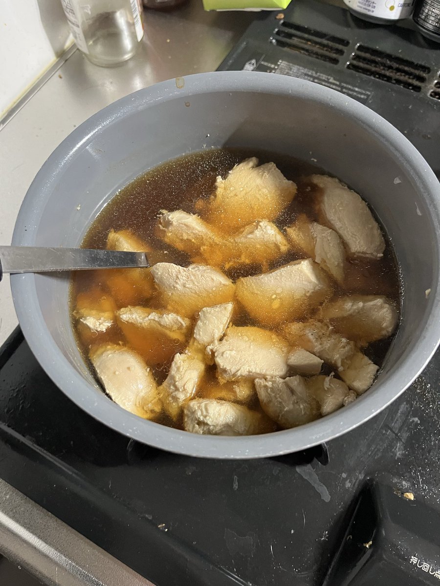 mitsushimo324's tweet photo. 鶏胸肉の醤油炊き
手の込んだものなんて作れません
でもこう言うのが良いんですよ
1番美味しいのは肉ではなく、
肉の旨味成分が溶け込んだスープでした笑 https://t.co/j1YGzQfDHF