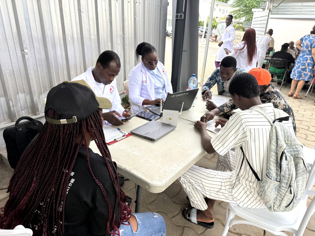 UNBenin's tweet photo. Sous le leadership de @aminatousar, le personnel de @UNBenin s’est mobilisé ce jour aux côtés de la #FondationClaudineTalon dans le cadre de son initiative #DonDeSang. Fidèle à son engagement, @aminatousar a montré l’exemple en participant elle-même à cette action de solidarité. https://t.co/h9apMJYPgr