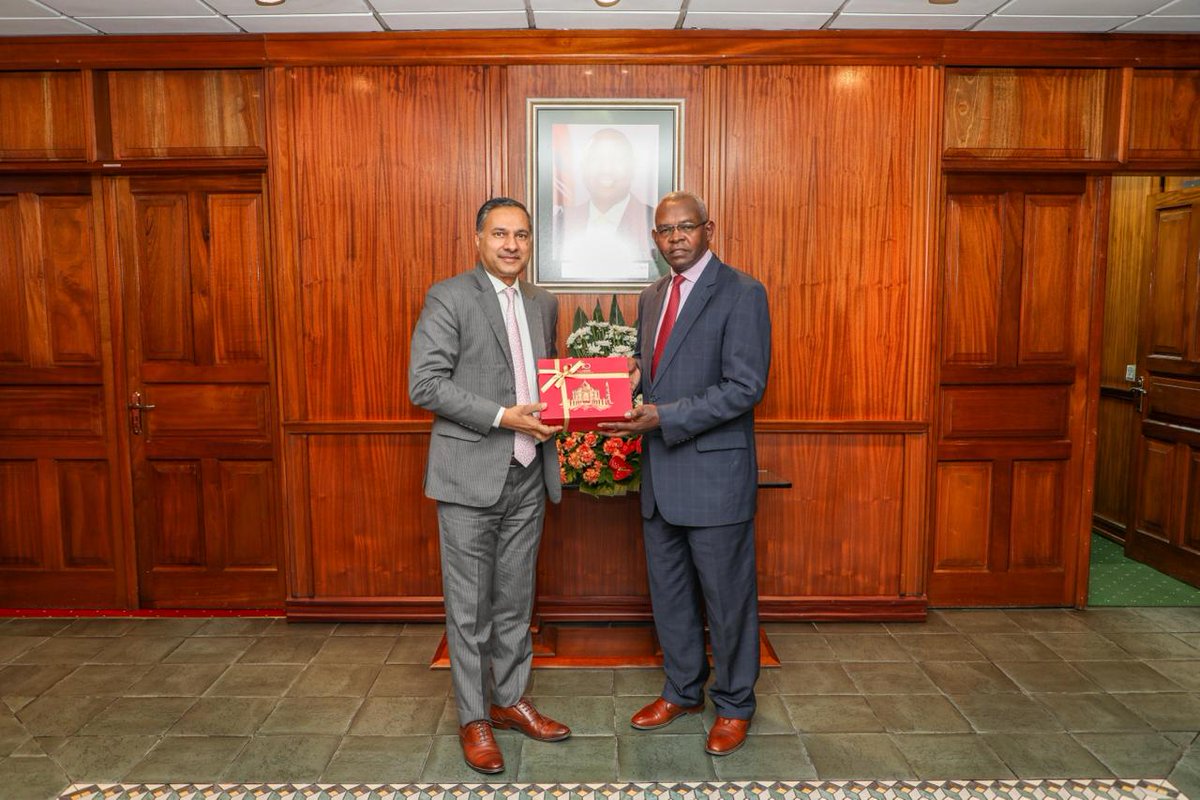 IndiainKenya's tweet photo. High Commissioner @AdarshSwaika1 met Dr. Kamau Thugge, Governor of the Central Bank of Kenya. They discussed cooperation in the banking sector and digital payments, including India’s experience with real-time payment systems, and opportunities for greater India–Kenya engagement in the financial sector.

They positively assessed the longstanding presence of Indian banks in Kenya and their positive contribution to the Kenyan economy, including substantial investments in Government securities and support to local businesses.

@MEAIndia @CBKKenya @RBI @bankofbaroda @BankofIndia_IN @KeTreasury @NPCI_NPCI @FinMinIndia @IndianDiplomacy @KenyaBankers @ANI @DDNewslive